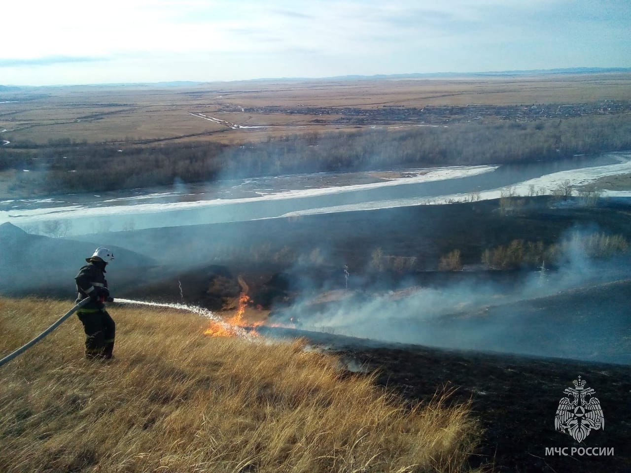 В Хакасии продолжает гореть степь