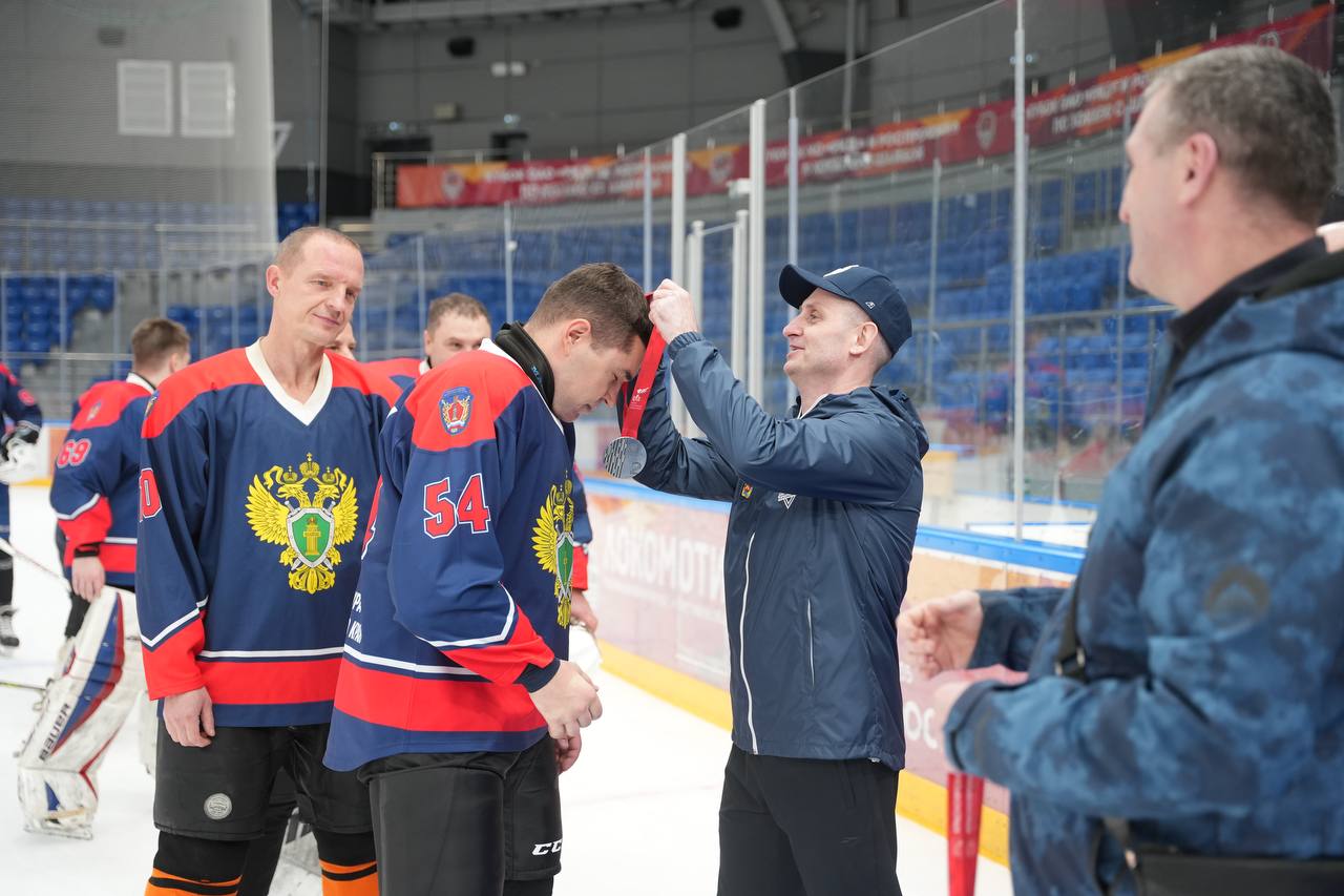 В честь Дня сотрудника органов внутренних дел прокуратура края и ГУ МВД России по краю встретились на товарищеском матче по хоккею В честь Дня сотрудника органов внутренних дел прокуратура края и ГУ МВД России по краю встретились на товарищеском матче по хоккею
