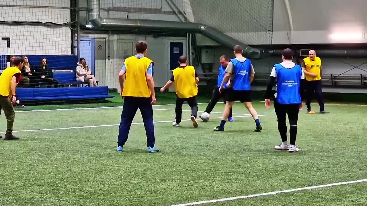 Ни шагу назад! Тем временем на Центральном стадионе продолжается турнир по мини-футболу среди подразделений участковых уполномоченных полиции, и на площадке настоящая битва!