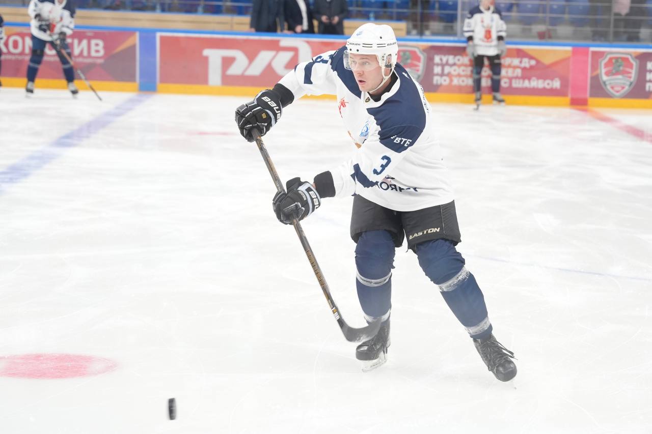 В честь Дня сотрудника органов внутренних дел прокуратура края и ГУ МВД России по краю встретились на товарищеском матче по хоккею В честь Дня сотрудника органов внутренних дел прокуратура края и ГУ МВД России по краю встретились на товарищеском матче по хоккею