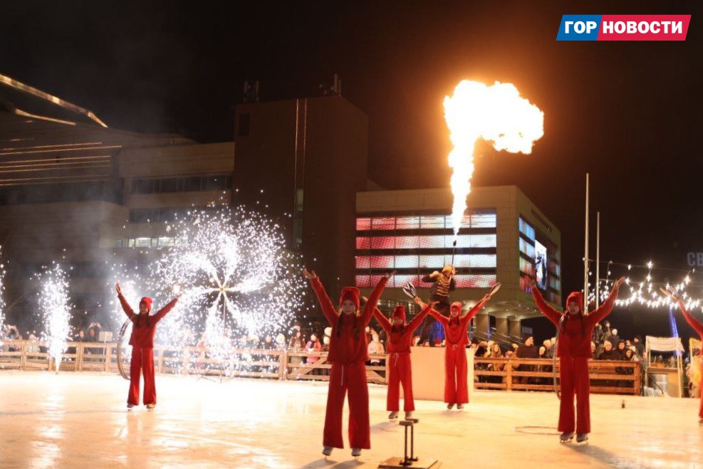 В Красноярске открыли каток на Стрелке!