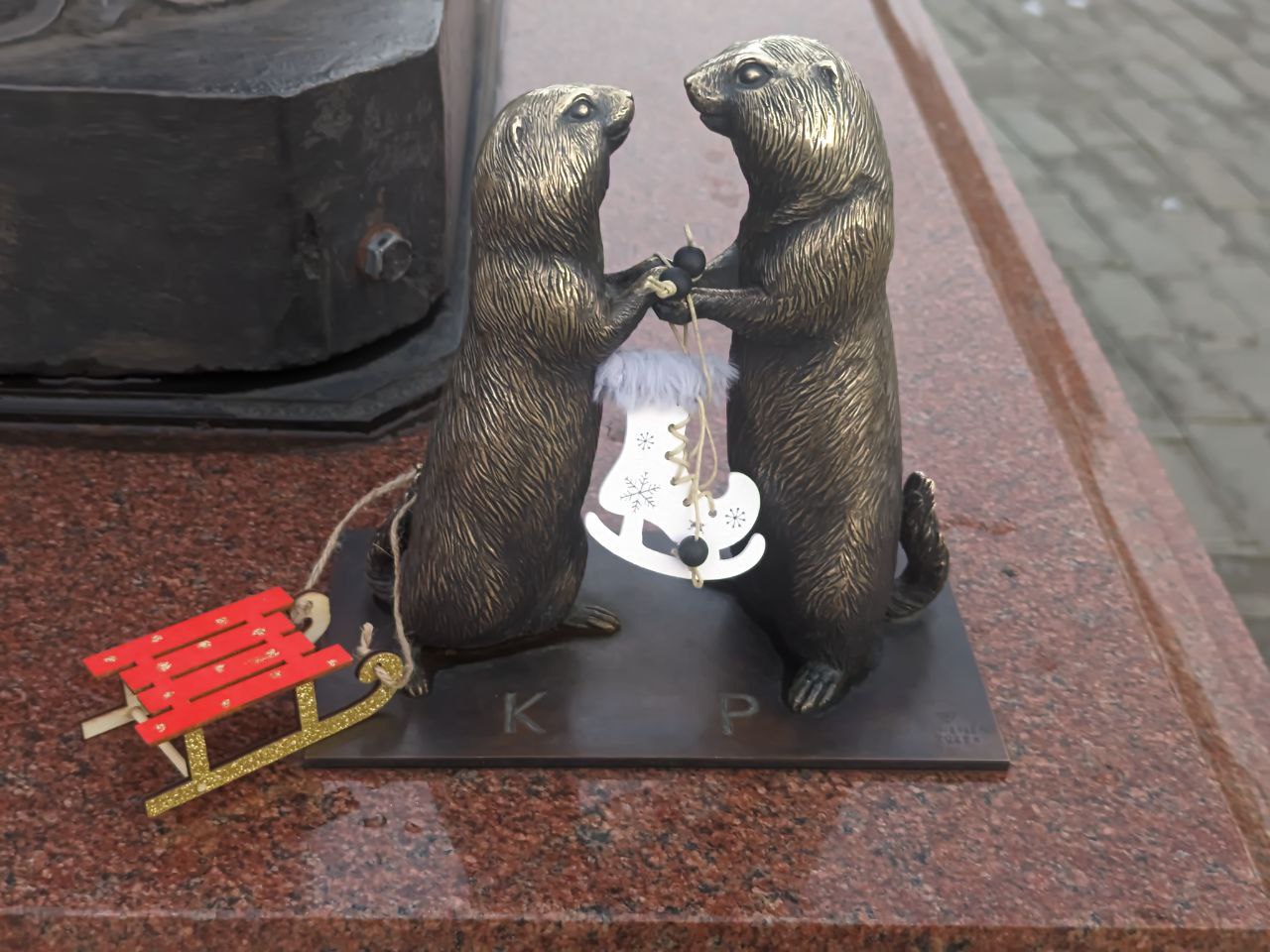 Даже бронзовые суслики в Красноярске уже подготовились к активной зиме