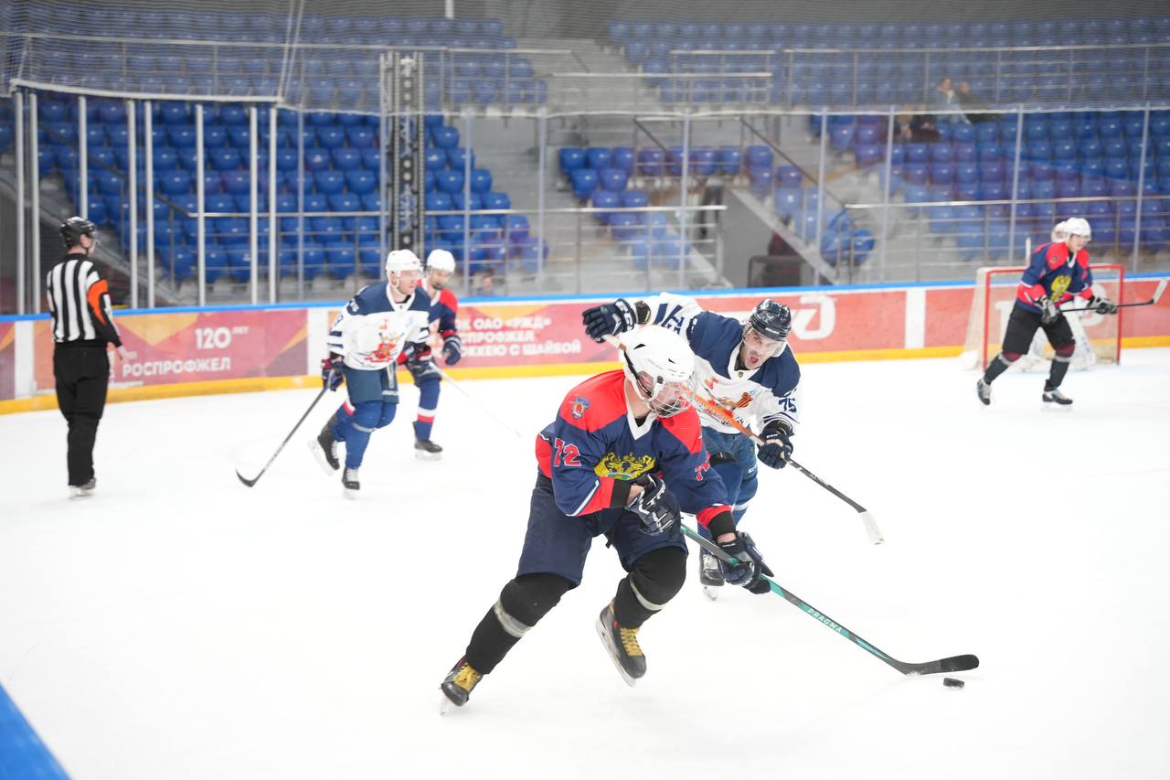 В честь Дня сотрудника органов внутренних дел прокуратура края и ГУ МВД России по краю встретились на товарищеском матче по хоккею В честь Дня сотрудника органов внутренних дел прокуратура края и ГУ МВД России по краю встретились на товарищеском матче по хоккею