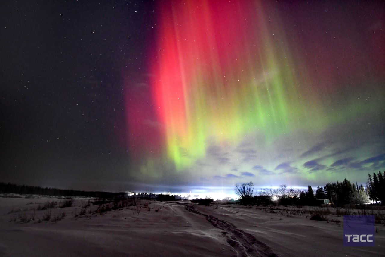 Сразу несколько уникальных явлений природы наблюдали жители села Ванавара на севере Красноярского края: в небе сгорел метеорит, появились световые столбы и полярное сияние Сразу несколько уникальных явлений природы наблюдали жители села Ванавара на севере Красноярского края: в небе сгорел метеорит, появились световые столбы и полярное сияние