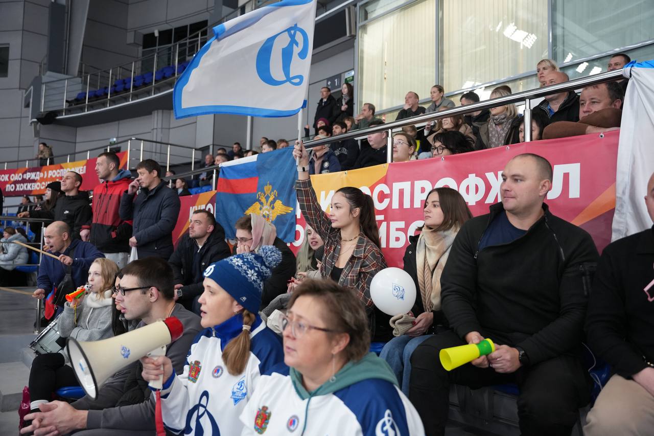 В честь Дня сотрудника органов внутренних дел прокуратура края и ГУ МВД России по краю встретились на товарищеском матче по хоккею В честь Дня сотрудника органов внутренних дел прокуратура края и ГУ МВД России по краю встретились на товарищеском матче по хоккею