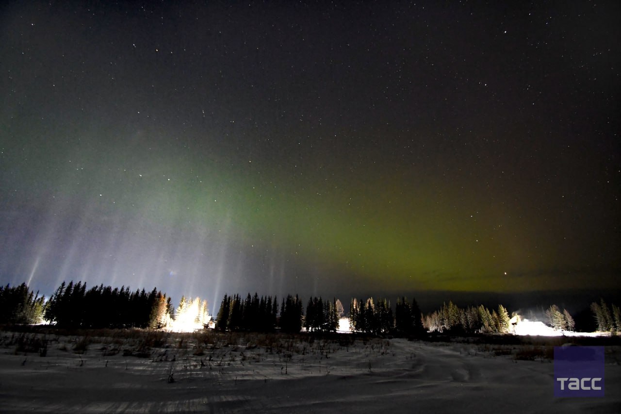 Сразу несколько уникальных явлений природы наблюдали жители села Ванавара на севере Красноярского края: в небе сгорел метеорит, появились световые столбы и полярное сияние Сразу несколько уникальных явлений природы наблюдали жители села Ванавара на севере Красноярского края: в небе сгорел метеорит, появились световые столбы и полярное сияние