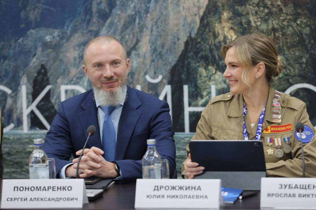 Полномочный представитель Президента в Сибирском федеральном округе Анатолий Серышев и Губернатор Красноярского края Михаил Котюков провели встречу с лидерами российских студенческих отрядов Полномочный представитель Президента в Сибирском федеральном округе Анатолий Серышев и Губернатор Красноярского края Михаил Котюков провели встречу с лидерами российских студенческих отрядов