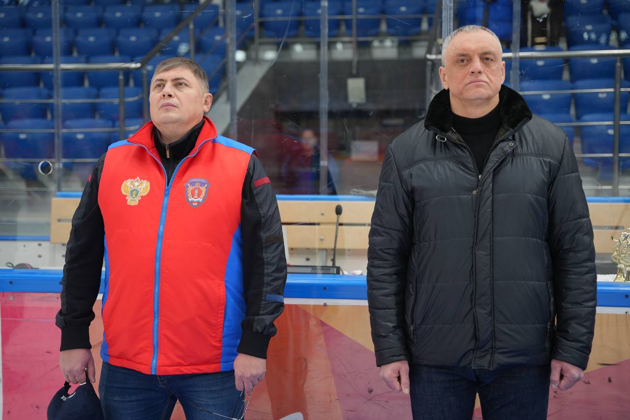 В честь Дня сотрудника органов внутренних дел прокуратура края и ГУ МВД России по краю встретились на товарищеском матче по хоккею В честь Дня сотрудника органов внутренних дел прокуратура края и ГУ МВД России по краю встретились на товарищеском матче по хоккею