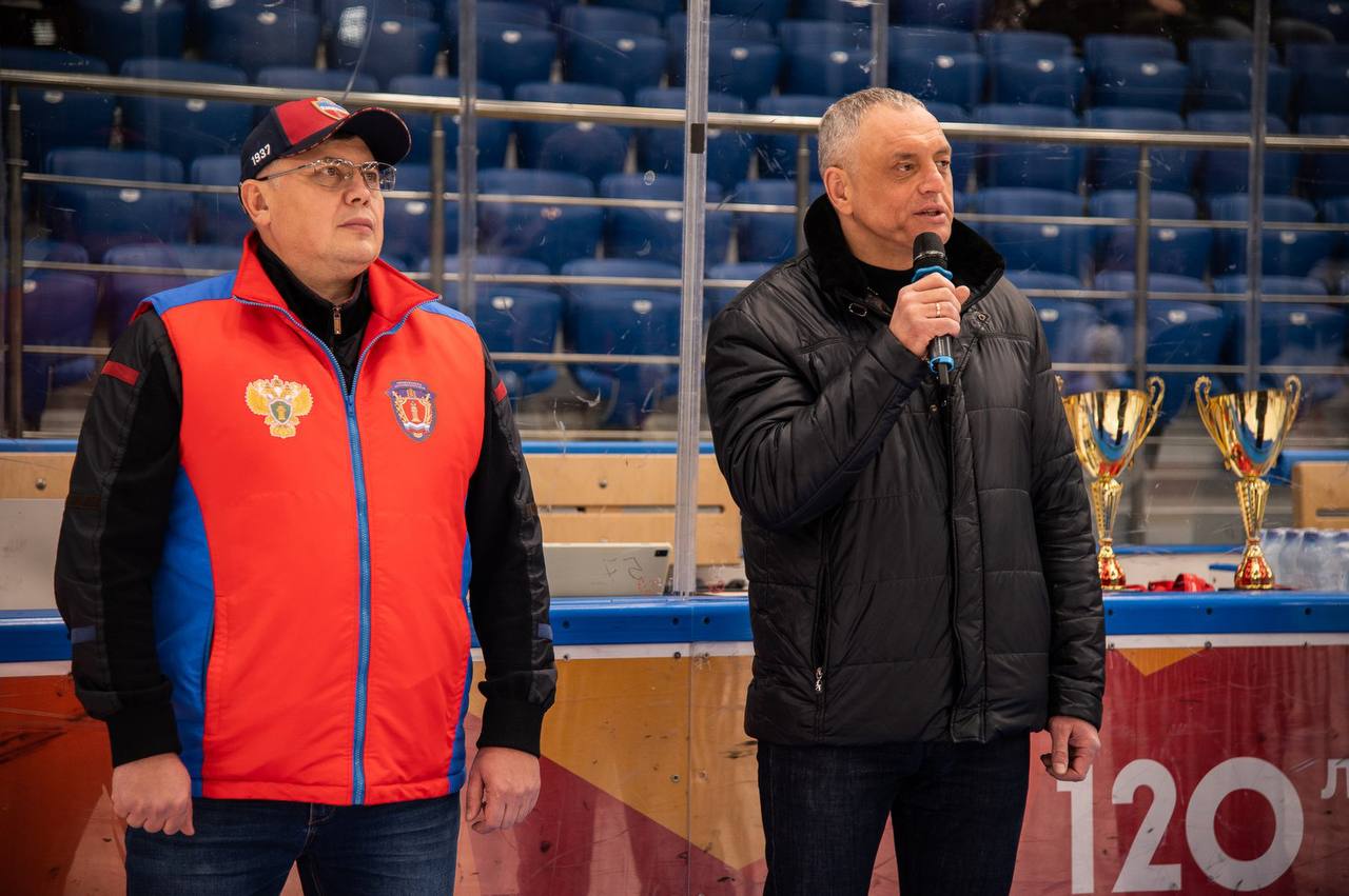 В рамках празднования Дня сотрудника органов внутренних дел Российской Федерации в товарищеском матче по хоккею сошлись команды полицейских и прокуратуры В рамках празднования Дня сотрудника органов внутренних дел Российской Федерации в товарищеском матче по хоккею сошлись команды полицейских и прокуратуры