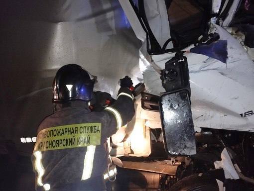 На трассе «Сибирь» под Красноярском произошло ДТП с двумя фурами