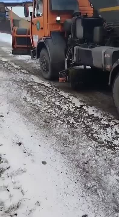 Красноярские дорожные службы обрабатывают спуски и подъёмы в частном секторе