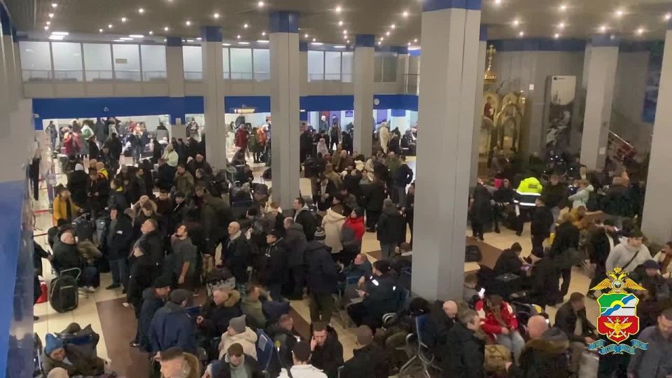 Транспортные полицейские Таймыра оказывают содействие пассажирам задержанных авиарейсов по доставке в Норильск