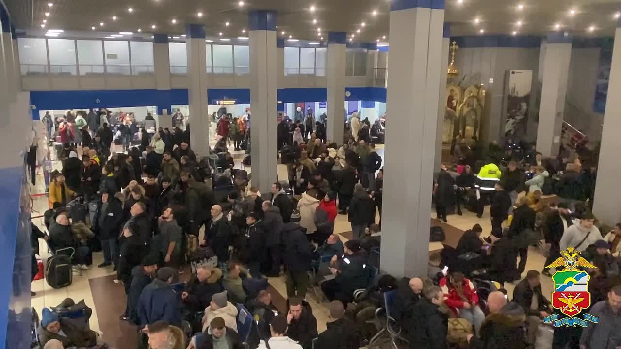 Транспортные полицейские Таймыра оказывают содействие пассажирам задержанных авиарейсов по доставке в Норильск