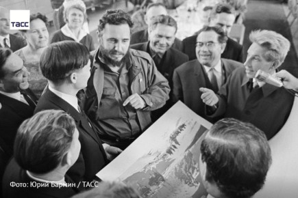 #архив_ТАСС_Сибирь. Лидер кубинской революции Фидель Кастро получает линогравюру советского художника Владимира Мешкова на встрече с работниками искусства