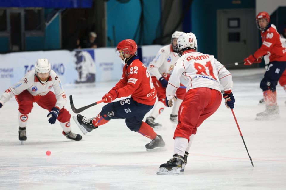 «Енисей» одержал первую победу в новом сезоне чемпионата России по хоккею с мячом