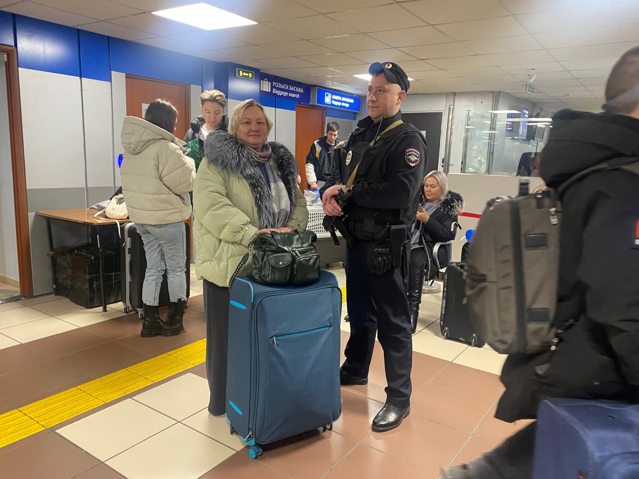 Транспортные полицейские Таймыра оказывают содействие пассажирам задержанных авиарейсов по доставке в Норильск Транспортные полицейские Таймыра оказывают содействие пассажирам задержанных авиарейсов по доставке в Норильск