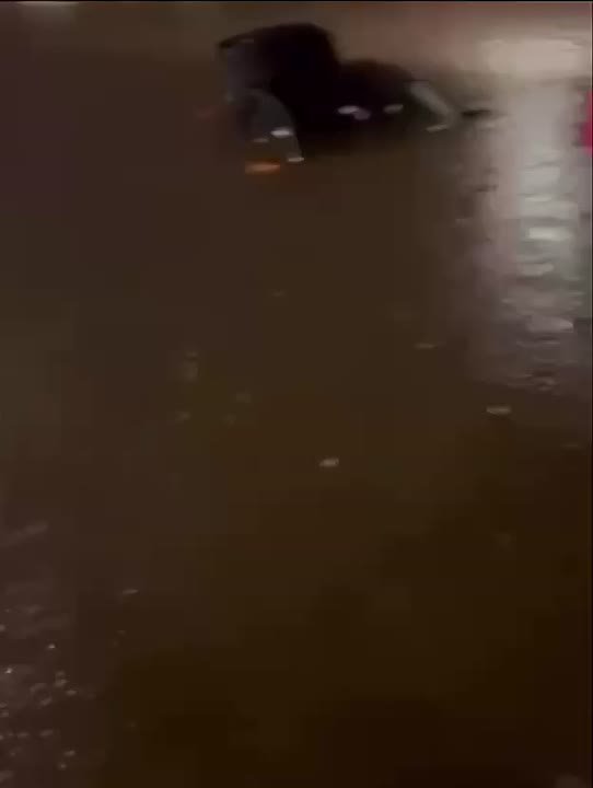 Шторм Клаудия пронесся по Центральной Англии и Уэльсу, затопив автомобили в Бирмингеме