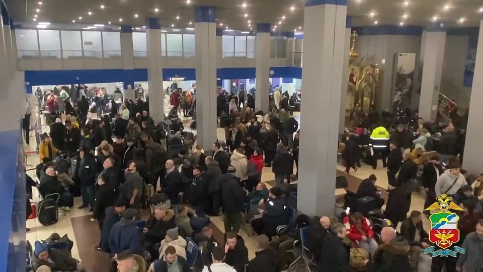 Более 700 пассажиров застряли в аэропорту Норильска из-за непогоды
