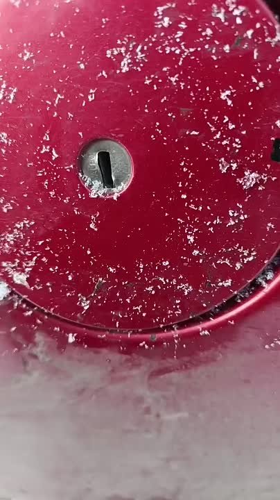 Волонтер застряла на трассе под Красноярском после кражи бензина из ее машины