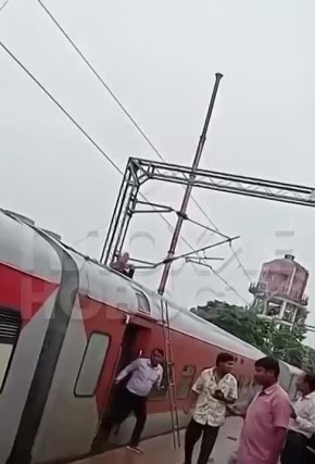 В Индии зацепер залез на электричку, но случайно дотронулся до проводов и погиб на месте