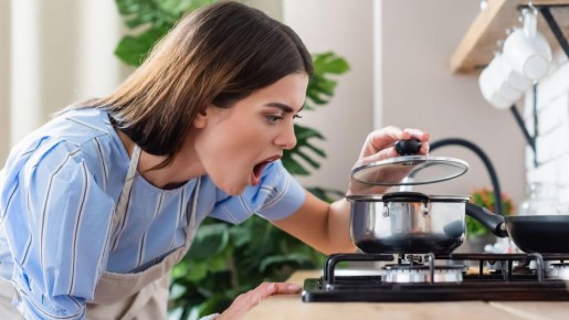 Эту ошибку при жарке мяса хозяйки совершают годами: вот что портит сочное блюдо