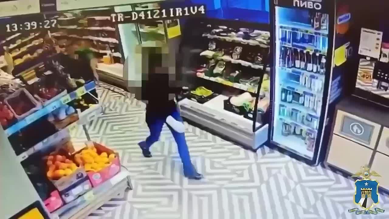 МОЛОДАЯ ЖЕНЩИНА ИЗБИЛА ПРОДАВЦА СЛОМАННОЙ РУКОЙ