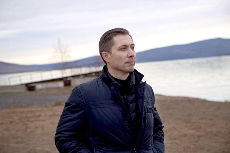 Депутаты и сотрудники аппарата краевого парламента поздравляют Евгения Петренко с днем рождения