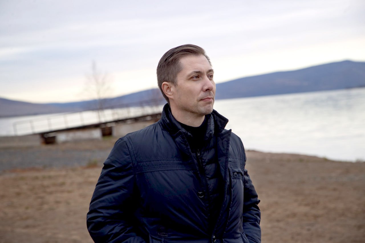 Депутаты и сотрудники аппарата краевого парламента поздравляют Евгения Петренко с днем рождения