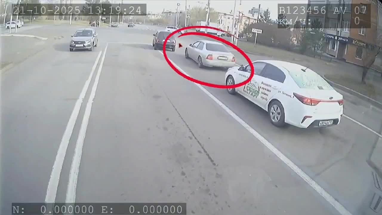 В Красноярске автомобилист хотел пожаловаться на нарушителя и сам получил штраф