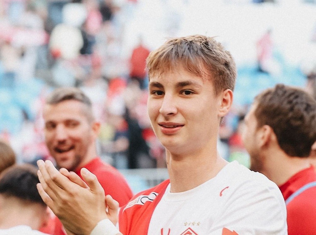 Футболист «Спартака» сделал подарок юному фанату из Красноярского края