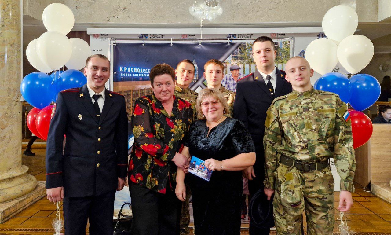 Служба, которая объединяет Служба, которая объединяет