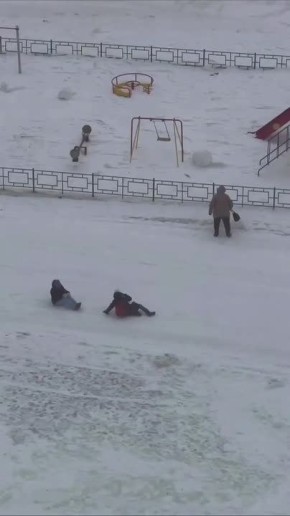 Сильный ветер сдувает школьников в Норильске