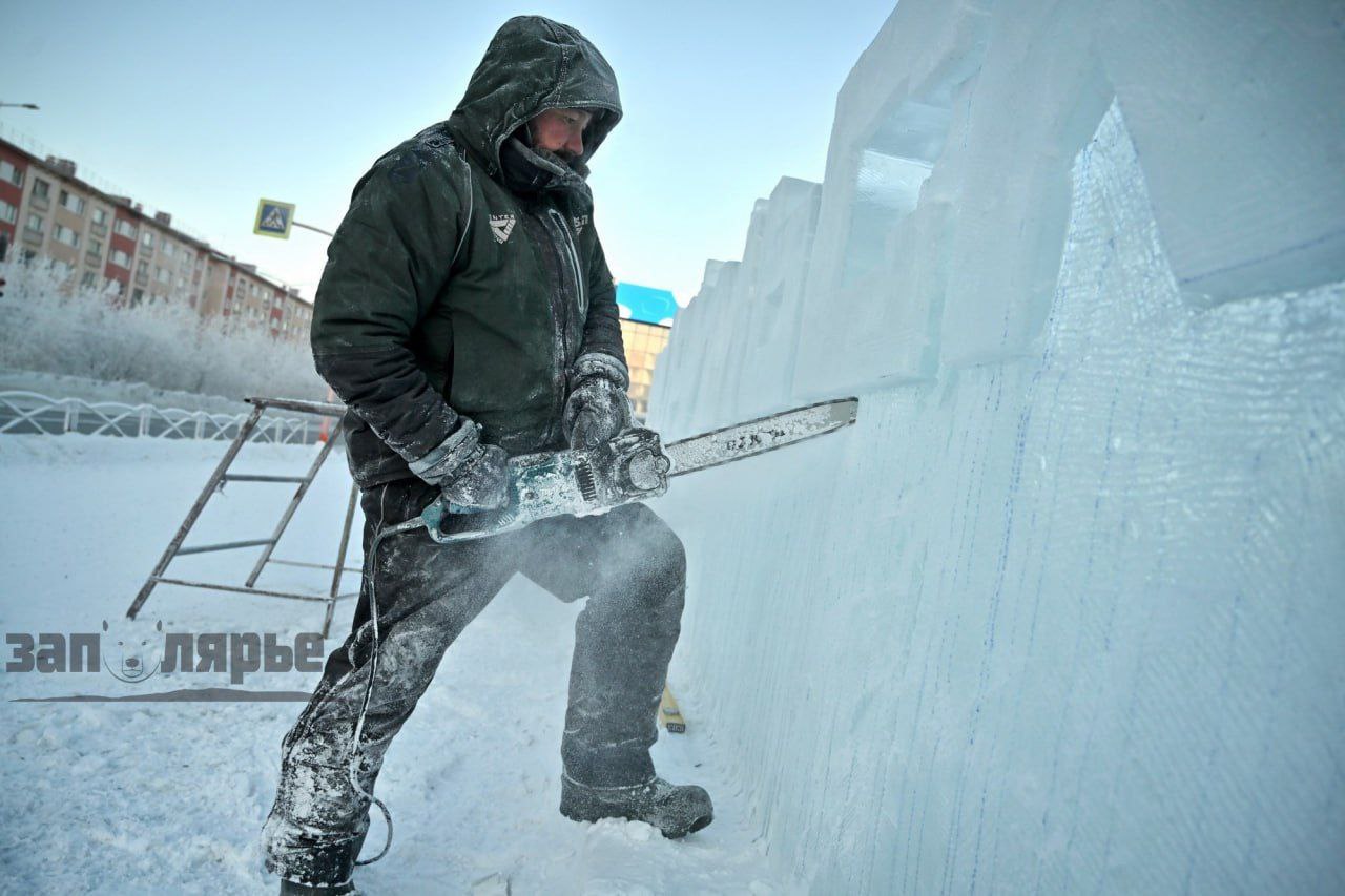 Пока в Красноярске закрыли каток из-за плюсовой температуры, в Норильске уже делают ледовые городки к Новому году Пока в Красноярске закрыли каток из-за плюсовой температуры, в Норильске уже делают ледовые городки к Новому году