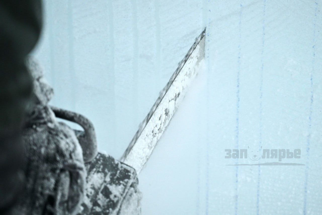 Пока в Красноярске закрыли каток из-за плюсовой температуры, в Норильске уже делают ледовые городки к Новому году Пока в Красноярске закрыли каток из-за плюсовой температуры, в Норильске уже делают ледовые городки к Новому году