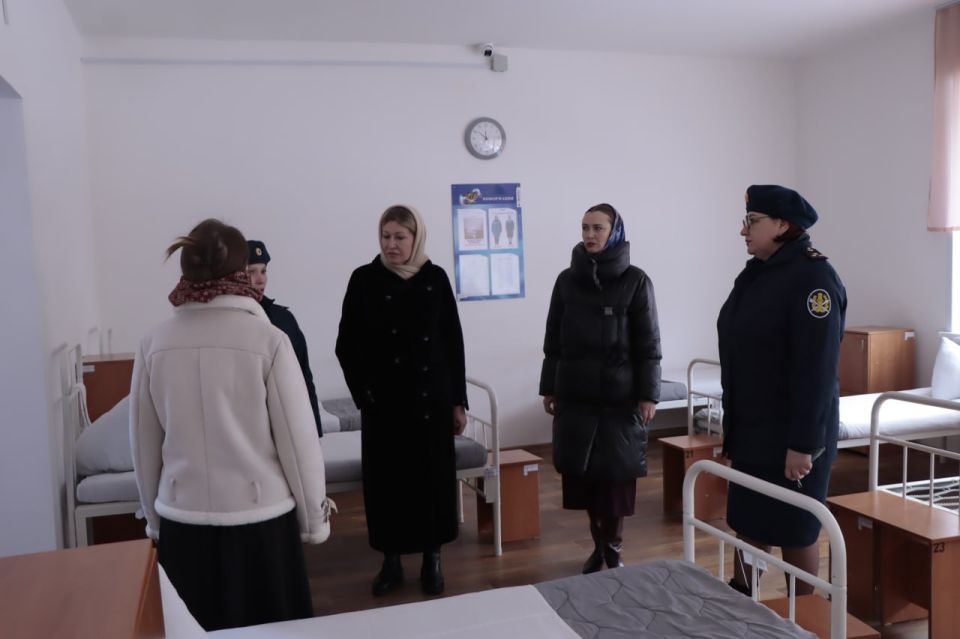 С условиями отбывания осужденных женщин с малолетними детьми в ИК-22 ознакомилась руководитель администрации Свердловского района г. Красноярска Лилия Низмутдинова