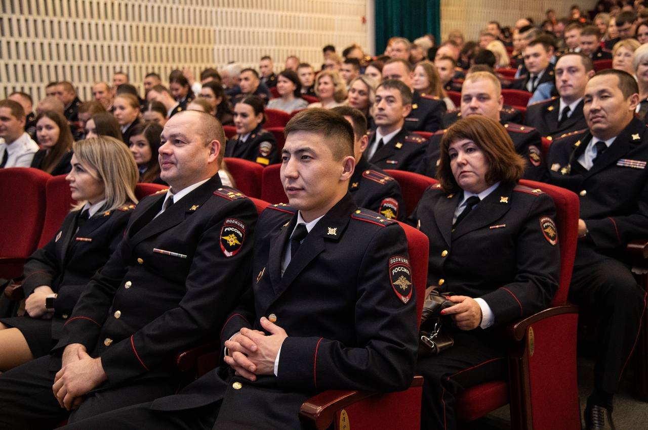 В Красноярске прошел праздничный концерт в честь Дня участкового уполномоченного полиции В Красноярске прошел праздничный концерт в честь Дня участкового уполномоченного полиции
