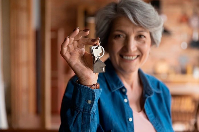 Как победить "казус Ларисы Долиной": эти правила помогут не остаться без жилья и денег при покупке квартиры у пенсионеров