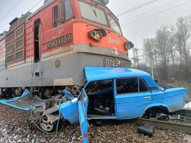 Поезд протаранил "Жигули" на железнодорожном переезде в Курагино