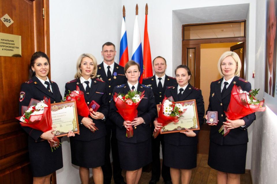 Начальник ГУ МВД России по Красноярскому краю Александр Соловьёв вручил ведомственные награды наиболее отличившимся сотрудникам органов внутренних дел