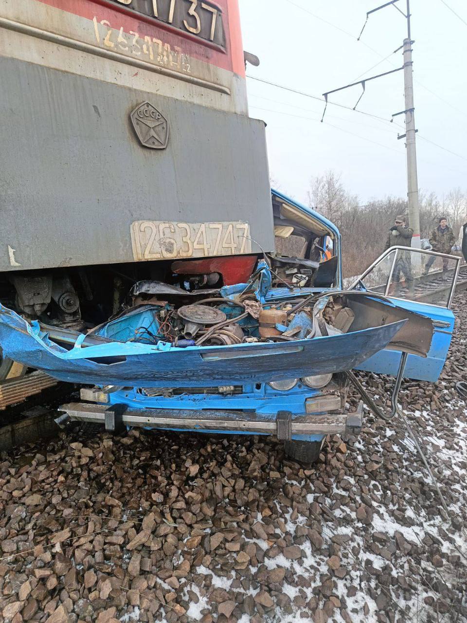 На станции Курагино 17-летний водитель на автомобиле ВАЗ влетел под поезд На станции Курагино 17-летний водитель на автомобиле ВАЗ влетел под поезд