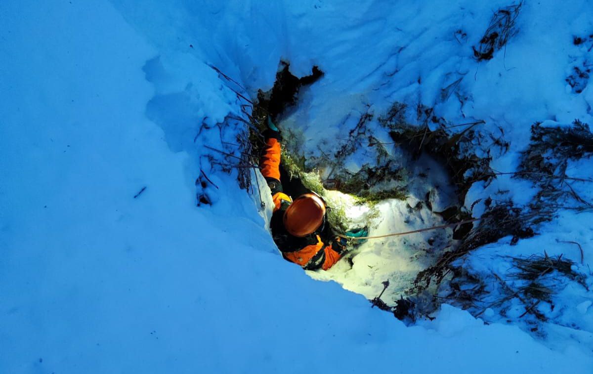 Не исключено, что оказались под землей: спасатели спустились в глубокую пещеру в поисках пропавшей семьи Усольцевых Не исключено, что оказались под землей: спасатели спустились в глубокую пещеру в поисках пропавшей семьи Усольцевых