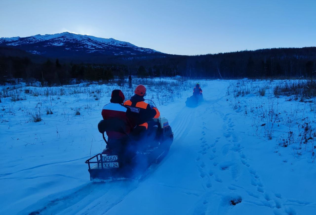 Краевые спасатели продолжают поиски семьи Усольцевых в районе поселка Кутурчин Краевые спасатели продолжают поиски семьи Усольцевых в районе поселка Кутурчин