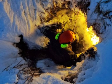 Спасатели в поисках семьи Усольцевых в Красноярском крае обследовали пещеру глубиной 15 метров, осмотрели гроты