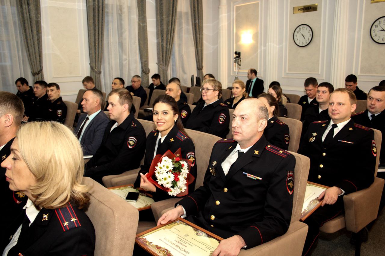 Начальник ГУ МВД России по Красноярскому краю Александр Соловьёв вручил ведомственные награды наиболее отличившимся сотрудникам органов внутренних дел Начальник ГУ МВД России по Красноярскому краю Александр Соловьёв вручил ведомственные награды наиболее отличившимся сотрудникам органов внутренних дел