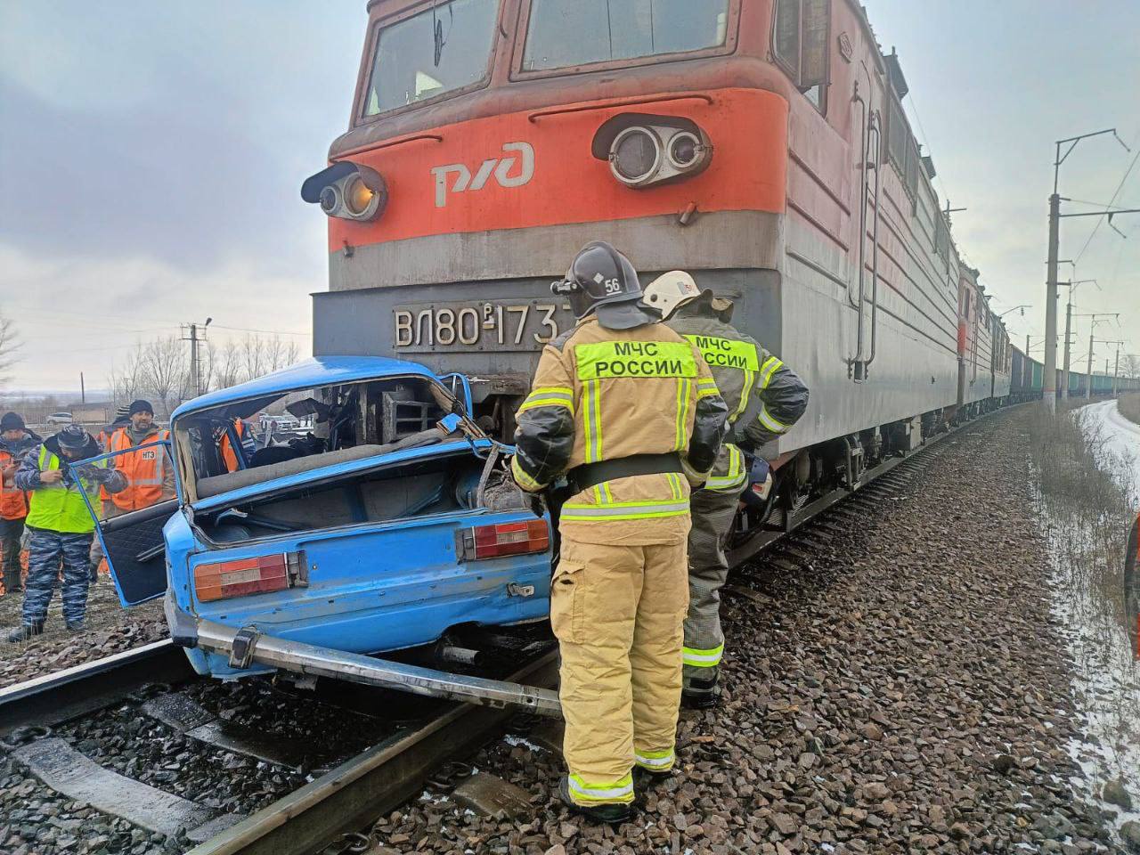 На станции Курагино 17-летний водитель на автомобиле ВАЗ влетел под поезд