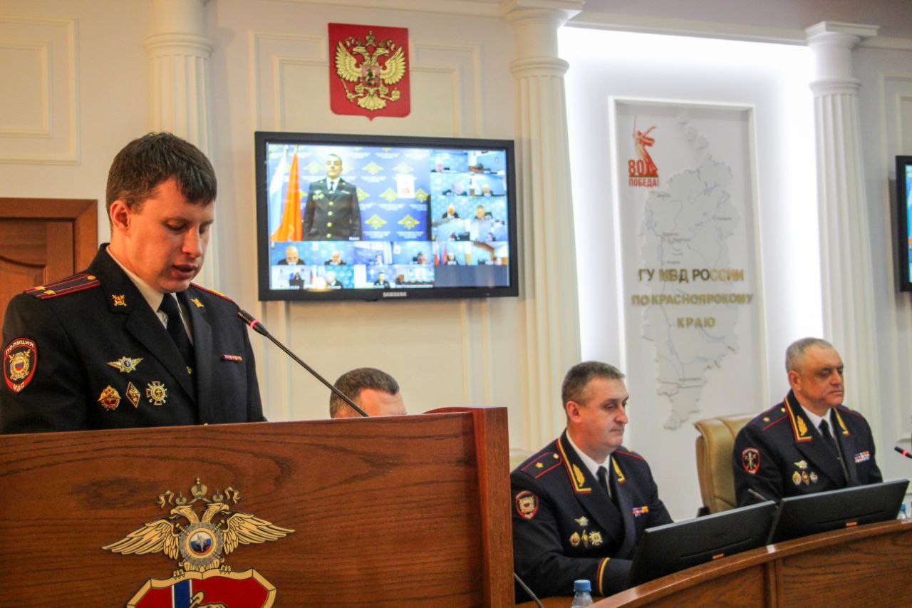 Начальник ГУ МВД России по Красноярскому краю Александр Соловьёв вручил ведомственные награды наиболее отличившимся сотрудникам органов внутренних дел Начальник ГУ МВД России по Красноярскому краю Александр Соловьёв вручил ведомственные награды наиболее отличившимся сотрудникам органов внутренних дел