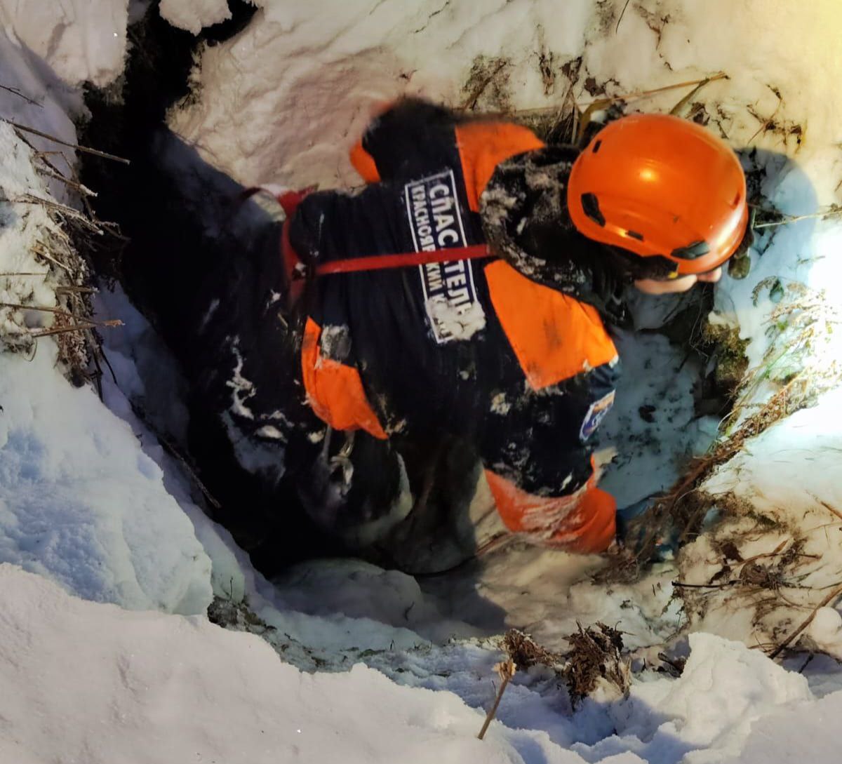 Не исключено, что оказались под землей: спасатели спустились в глубокую пещеру в поисках пропавшей семьи Усольцевых Не исключено, что оказались под землей: спасатели спустились в глубокую пещеру в поисках пропавшей семьи Усольцевых