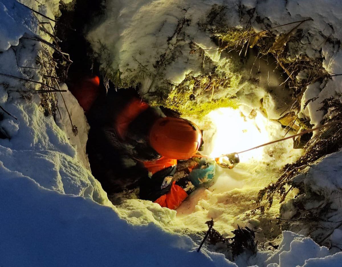 За минувшие сутки спасатели в попытках найти следы Усольцевых спустились в пещеру глубиной 15 метров За минувшие сутки спасатели в попытках найти следы Усольцевых спустились в пещеру глубиной 15 метров