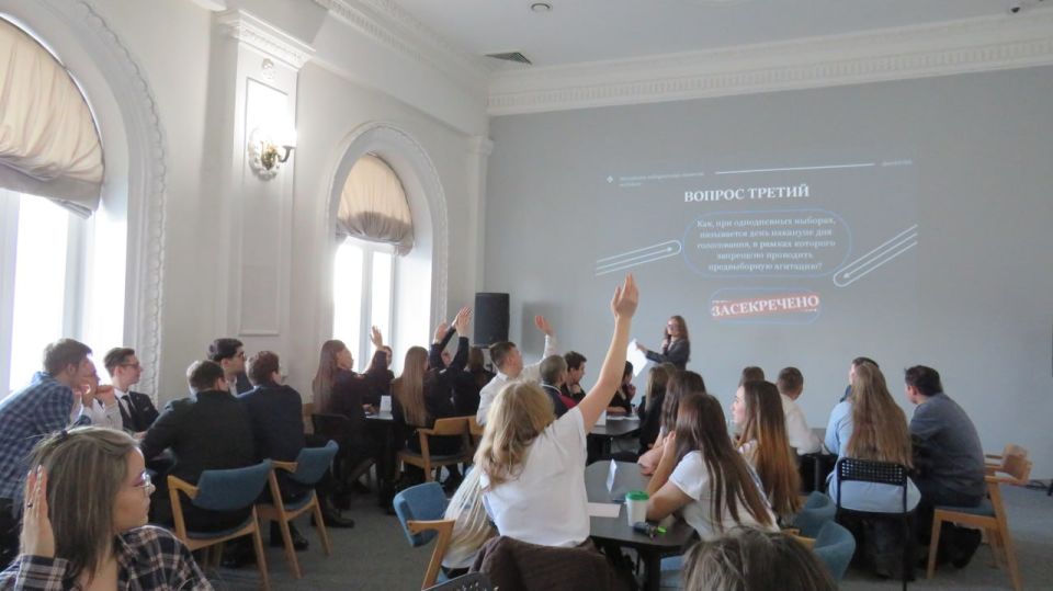 Избирательная комиссия Красноярского края и Молодежная избирательная комиссия края в рамках Дня молодого избирателя организовали деловую игру «Грамотный избиратель»