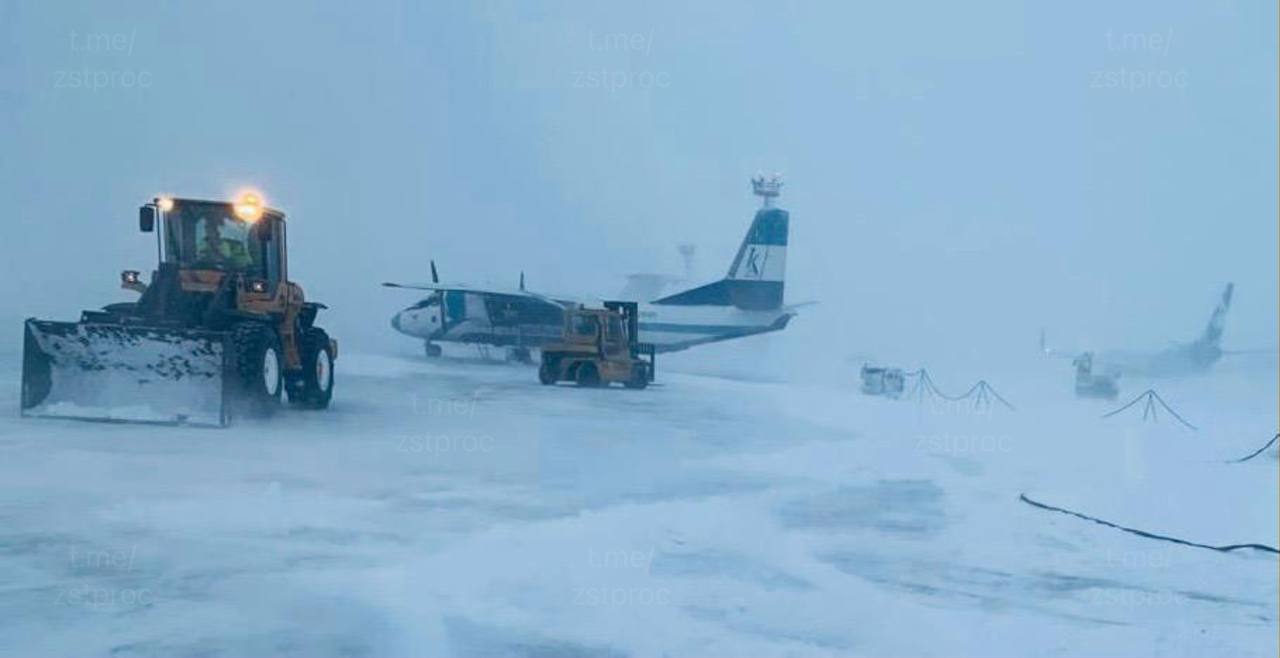 В аэропорту Норильска в ходе уборки снега повредили фюзеляж самолета